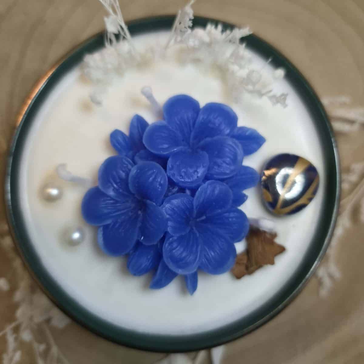 Bougie Éclosion Florale, fleurs en cire et perles bleu et or