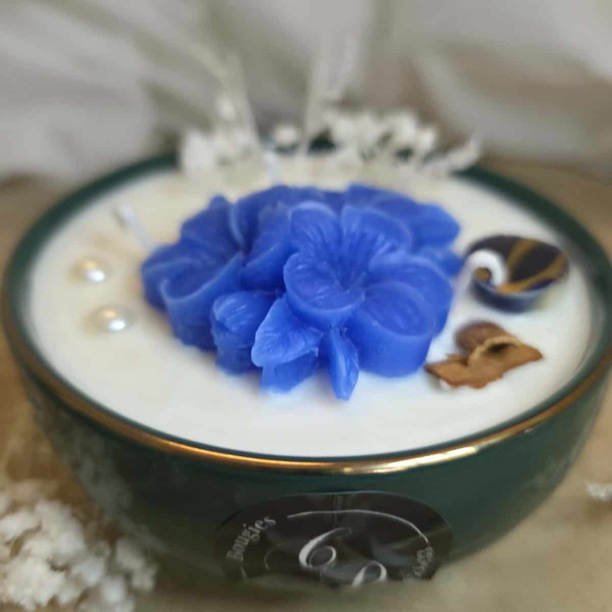 Bougie Éclosion Florale, fleurs en cire et perles bleu et or