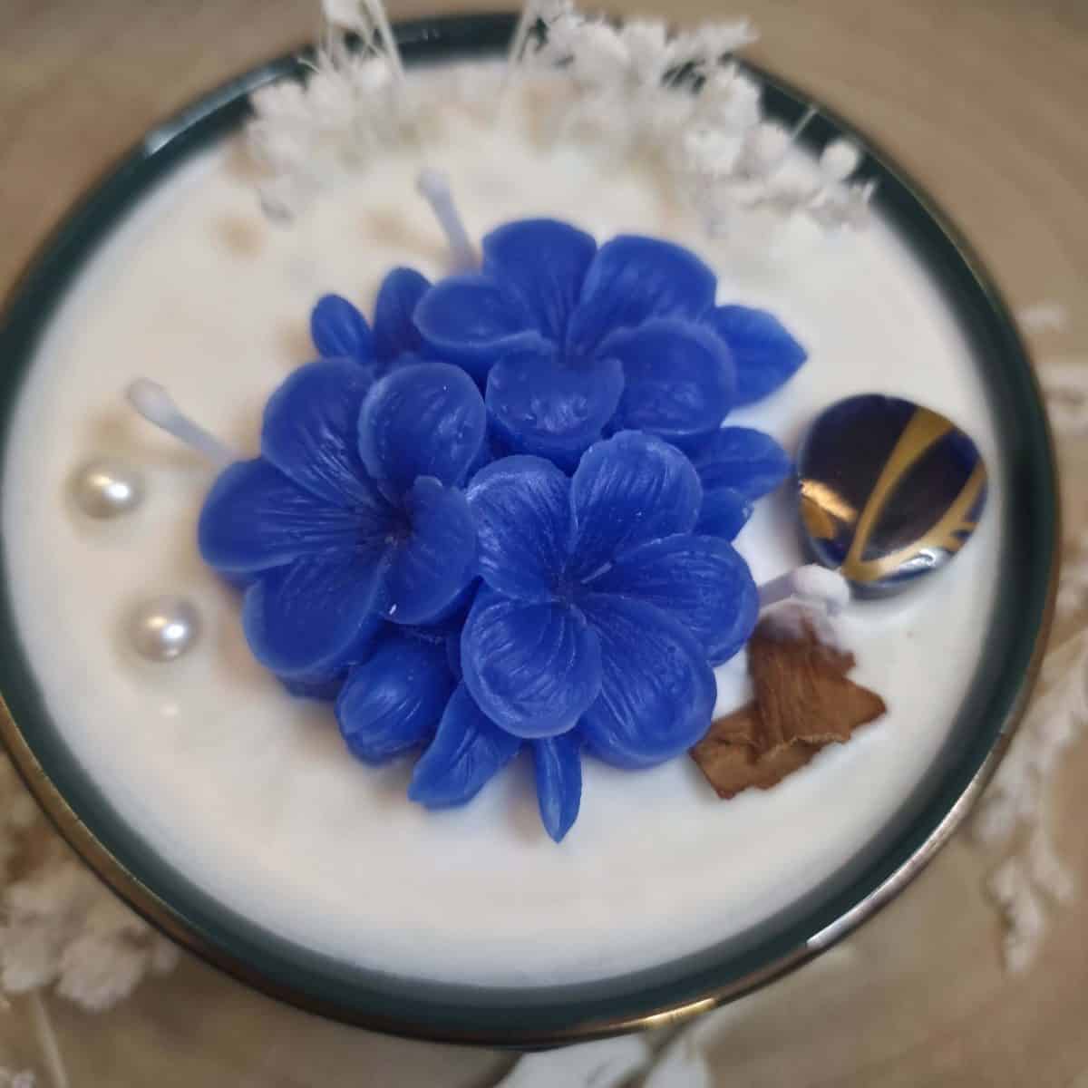Bougie Éclosion Florale, fleurs en cire et perles bleu et or