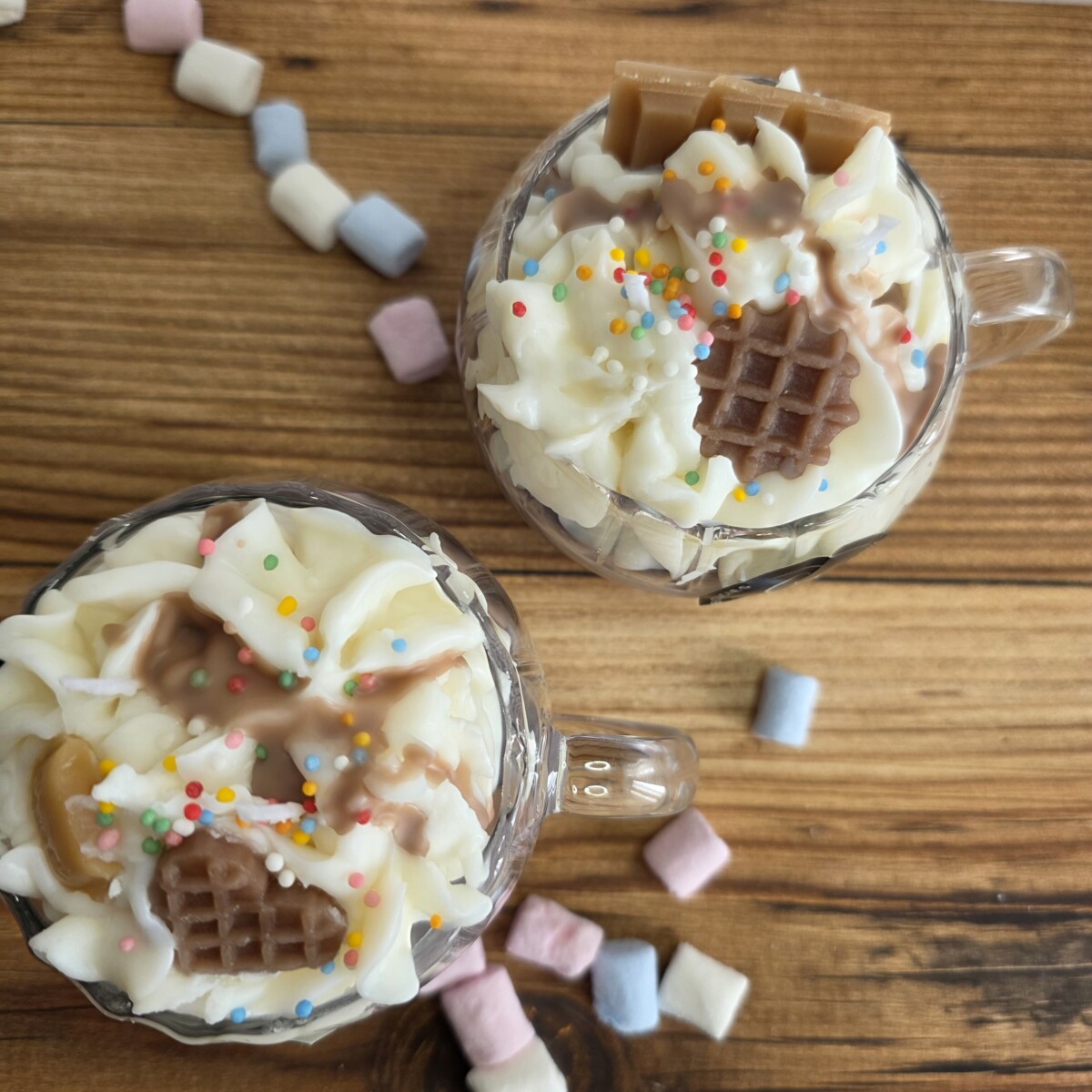 Bougie Mignardise Cookie, tasse chantilly et caramel