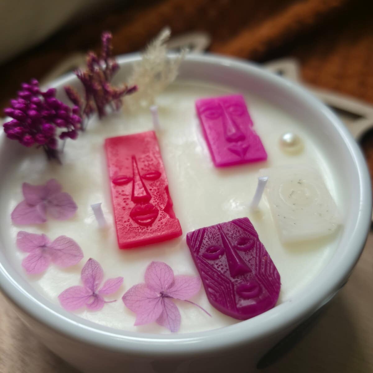 Bougie Éclat Ancestral, fleurs séchées et visages en cire