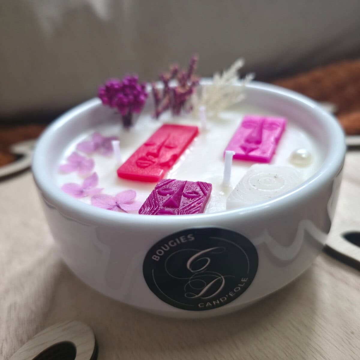 Bougie Éclat Ancestral, fleurs séchées et visages en cire