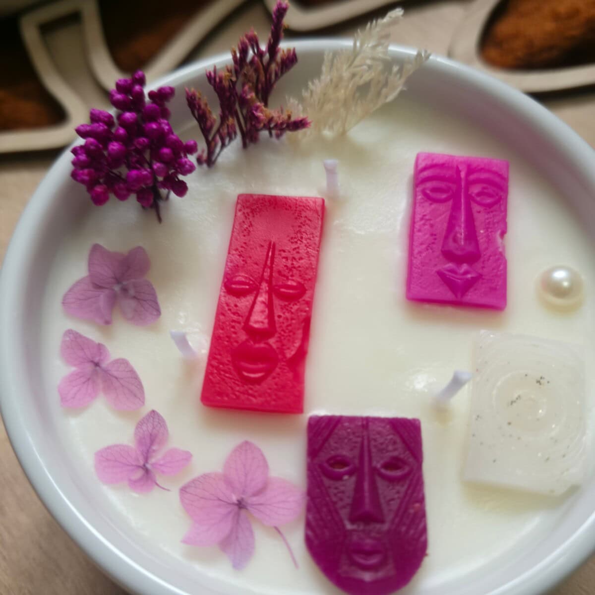 Bougie Éclat Ancestral, fleurs séchées et visages en cire