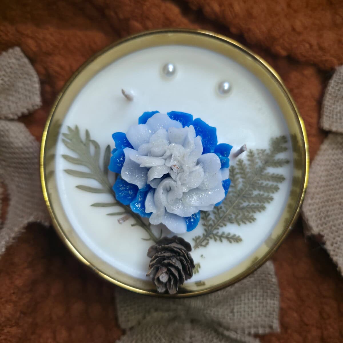 Bougie Givre Doré, fleur bleue et fougères séchées