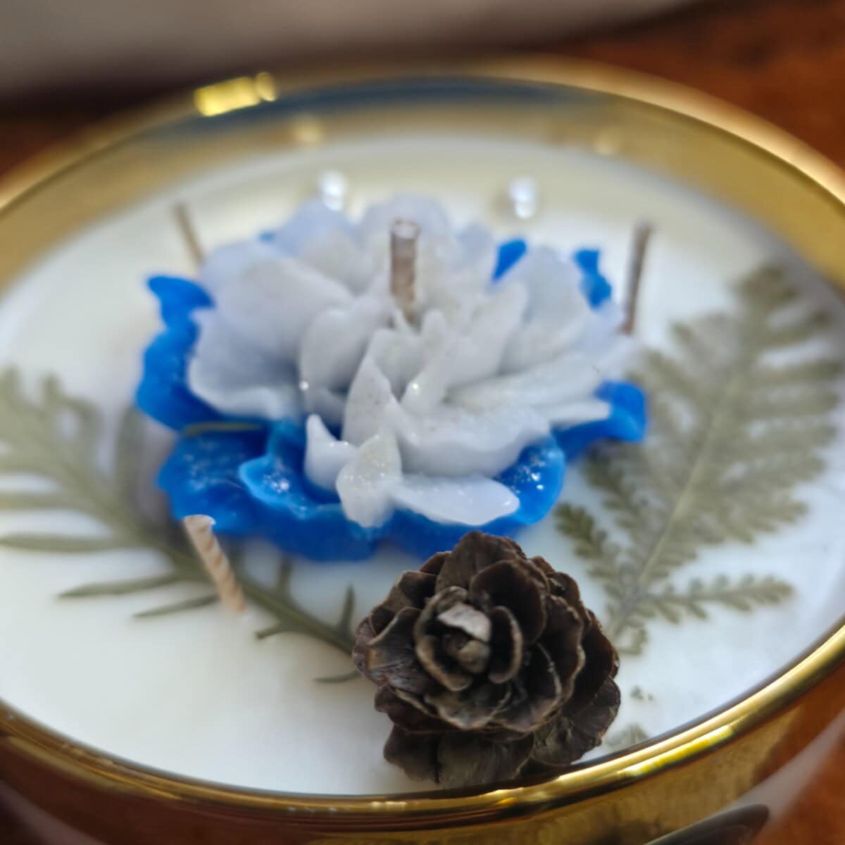Bougie Givre Doré, fleur bleue et fougères séchées