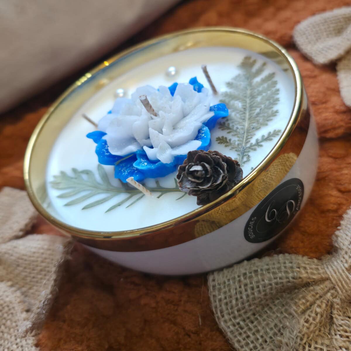 Bougie Givre Doré, fleur bleue et fougères séchées