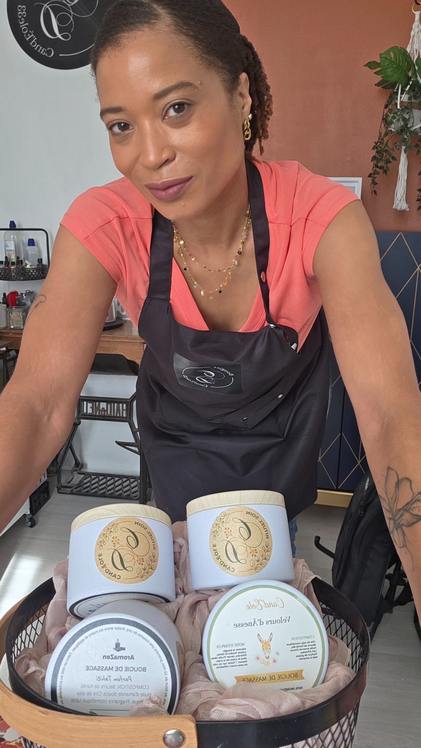 Christelle, créatrice de bougies artisanales, dans l’atelier Cand'Eole