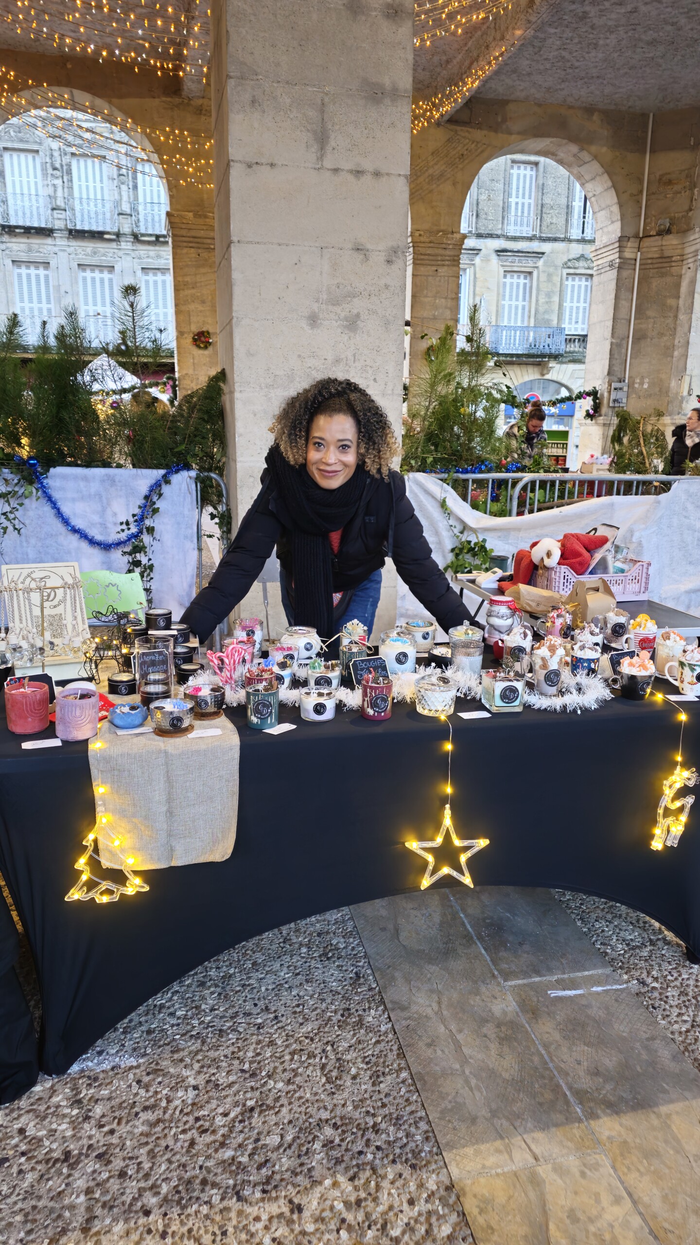 Christelle à la rencontre des clientes sur un marché
