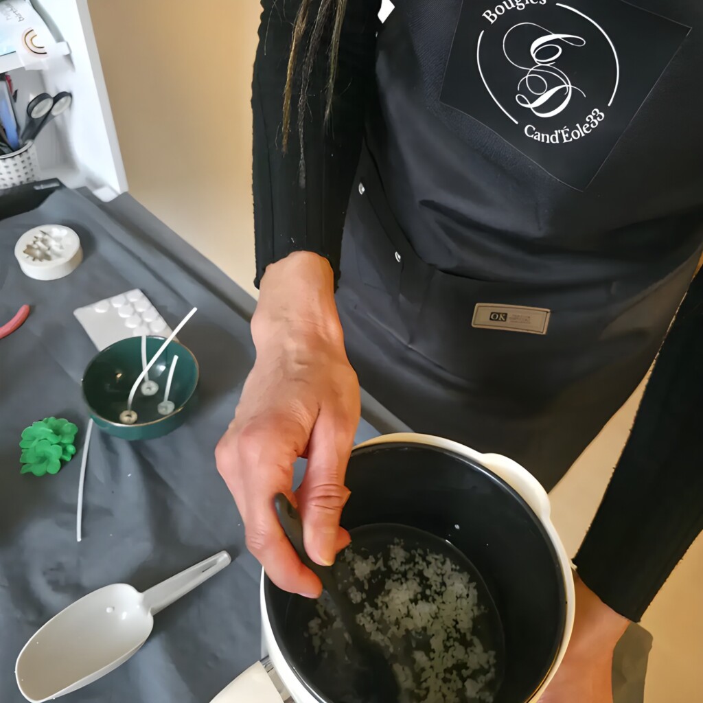 Christelle travaille la cire naturelle à la main dans l’atelier