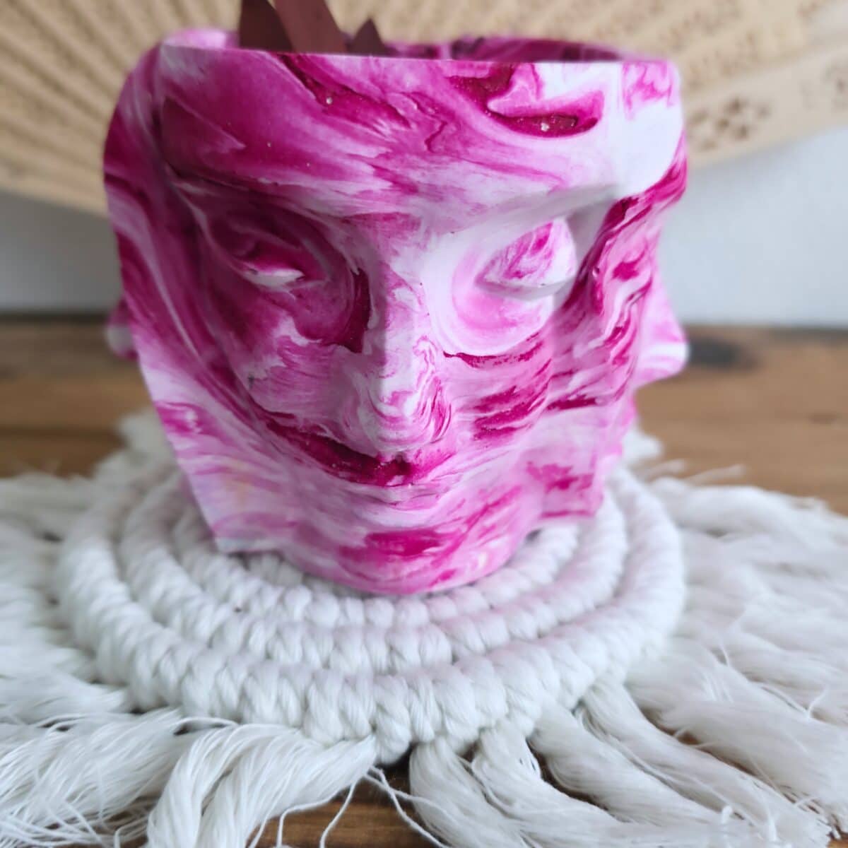 Ce modèle unique, Visage Contemporain
entièrement façonné à la main, dévoile un