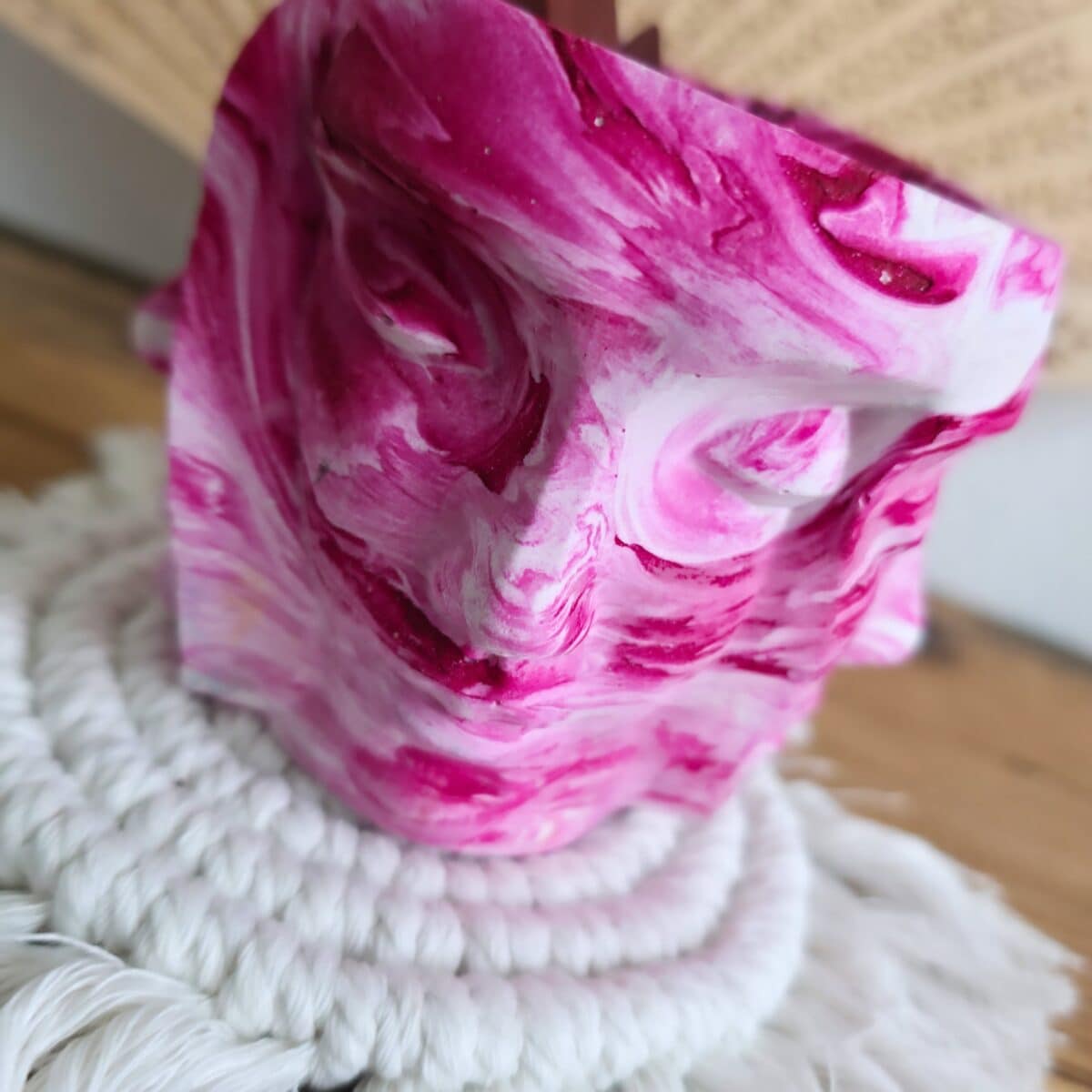 Ce modèle unique, Visage Contemporain
entièrement façonné à la main, dévoile un (3)