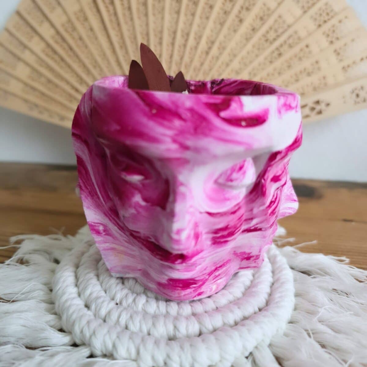 Ce modèle unique, Visage Contemporain
entièrement façonné à la main, dévoile un (4)