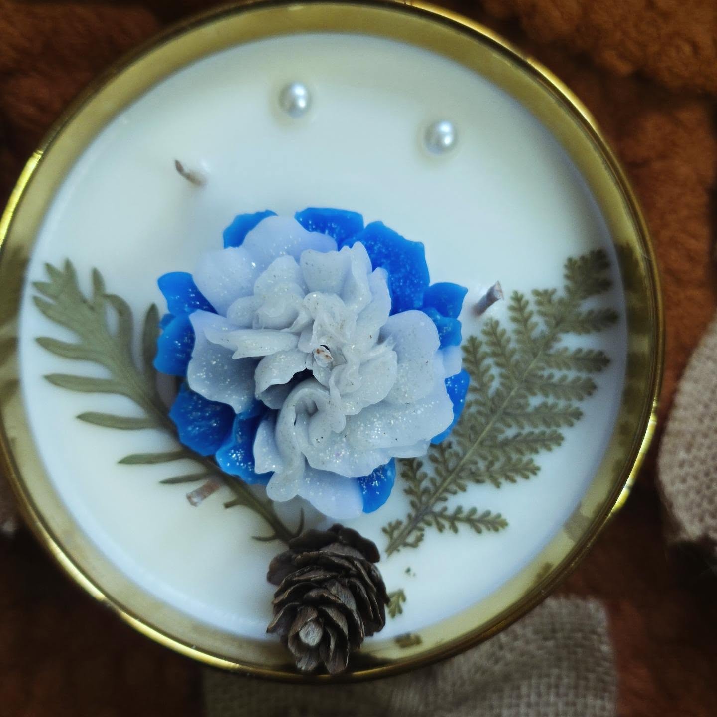 Bougie Givre Doré, fleur bleue et fougères séchées (4)