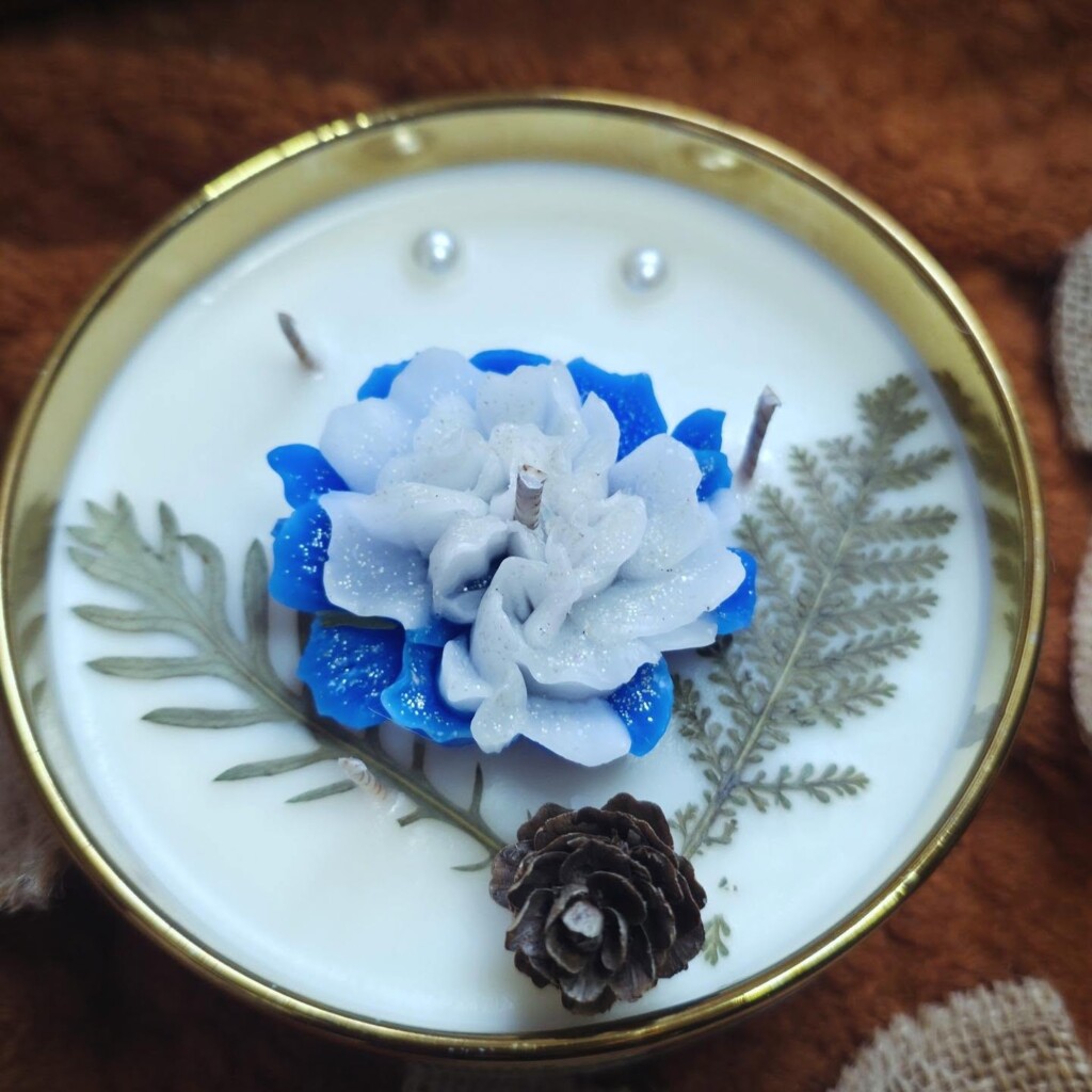 Bougie Givre Doré, fleur bleue et fougères séchées