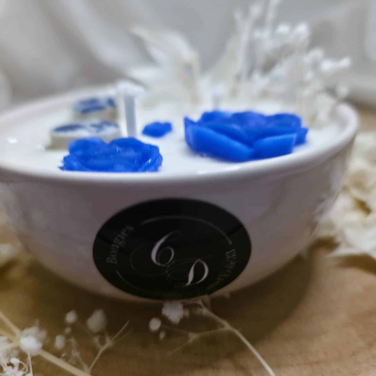 Le contraste du blanc pur et du bleu profond (3)